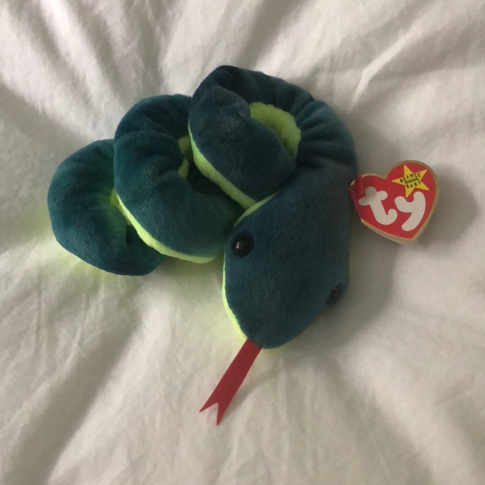 Beanie baby HISSY.  Excellent condition with tag!